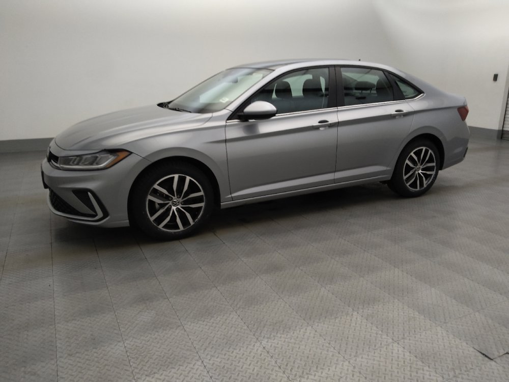 Used 2025 Volkswagen Jetta SE FWD image 2