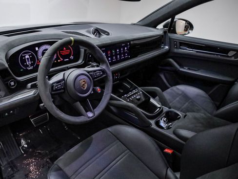 Used 2024 Porsche Cayenne Turbo GT image 4