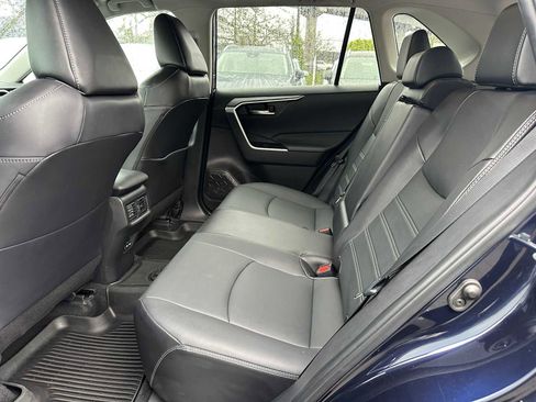 Used 2022 Toyota RAV4 XLE Premium image 15