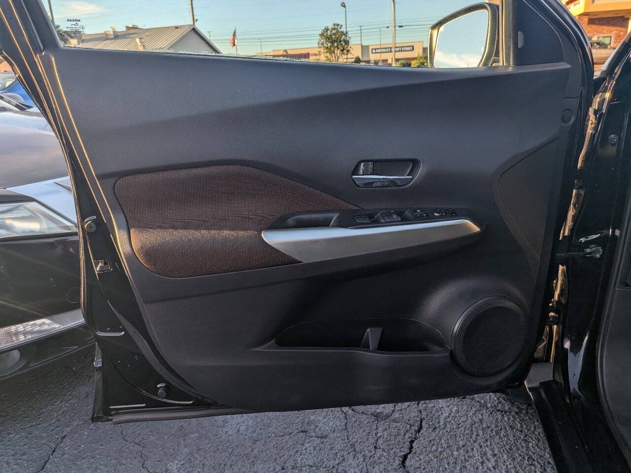 Used 2018 Nissan Kicks SR w/ Exterior Electronics Package FWD image 25