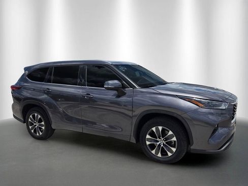 Used 2021 Toyota Highlander XLE FWD image 2