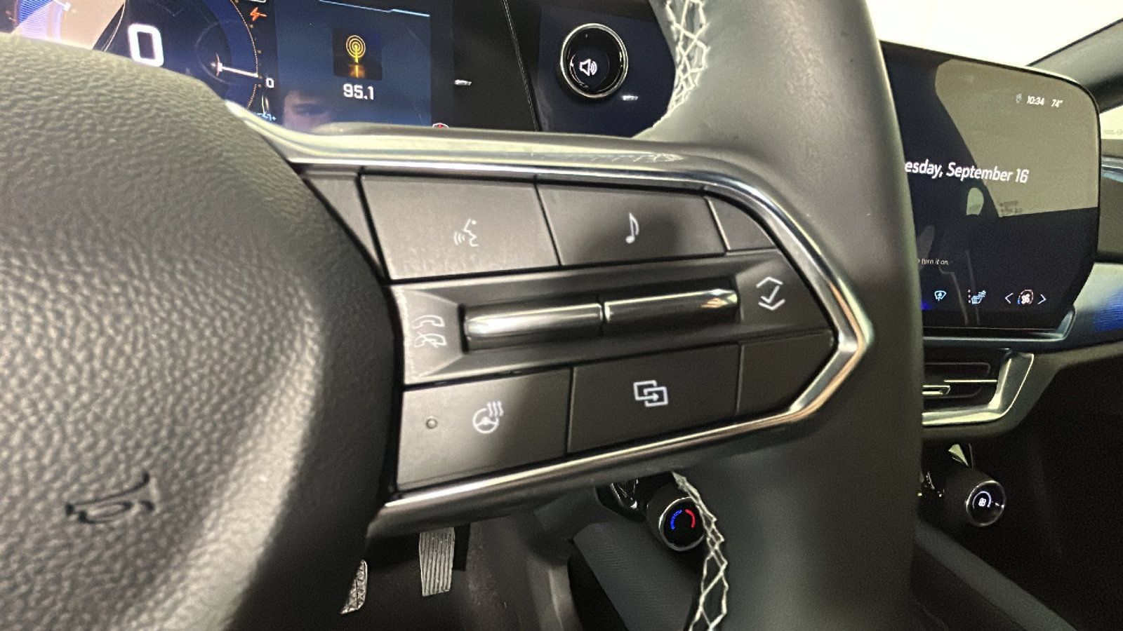 Used 2025 Chevrolet Equinox EV LT FWD image 20