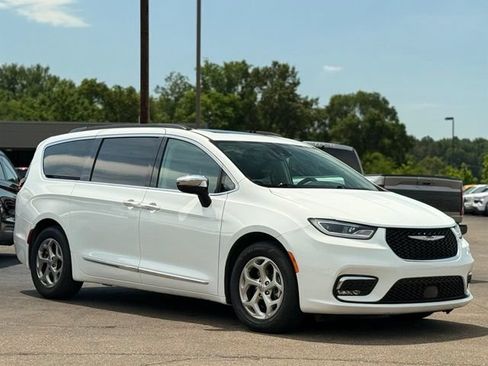 Used 2023 Chrysler Pacifica Limited FWD image 39