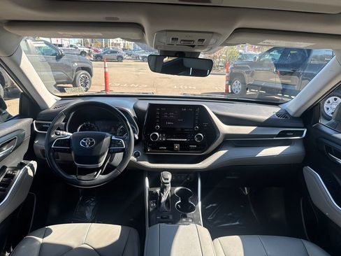 Used 2022 Toyota Highlander XLE AWD/4WD image 12