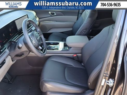 Used 2025 Kia Carnival EX FWD image 18
