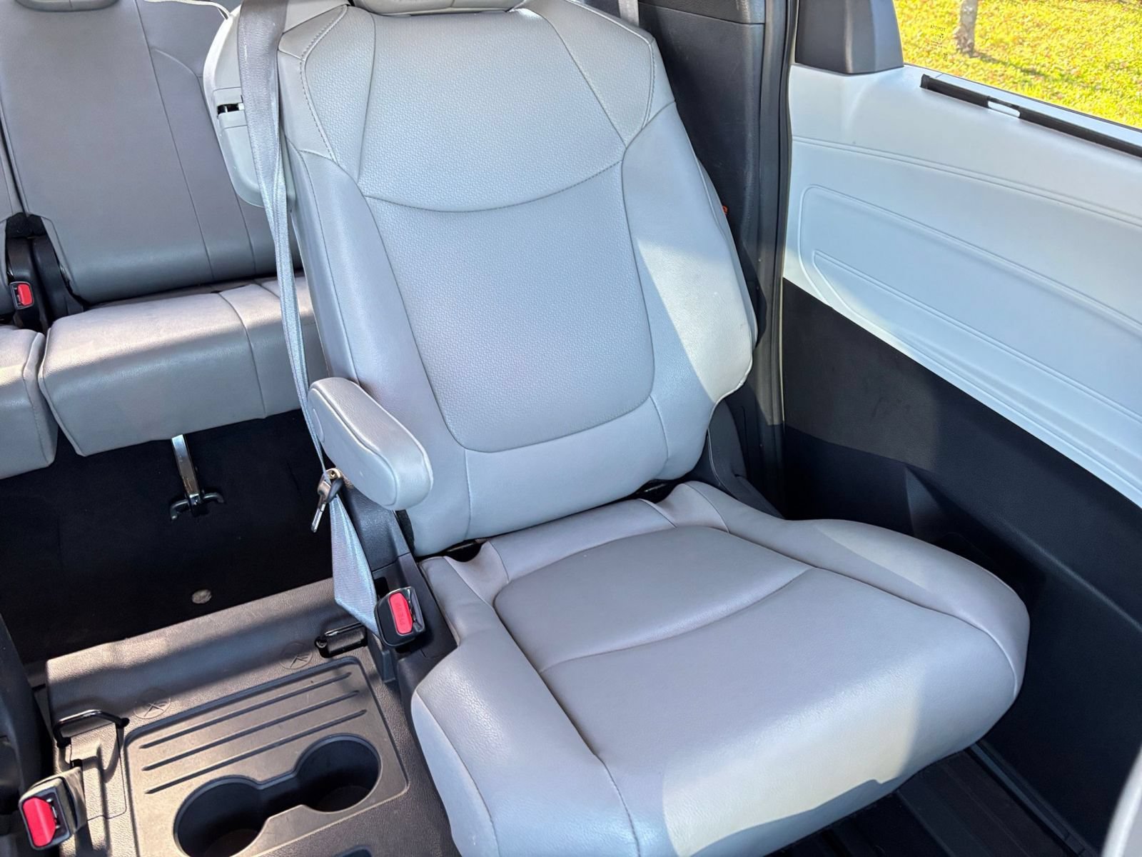 Used 2025 Toyota Sienna XLE FWD image 40