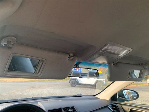 Used 2017 Toyota Camry SE image 32