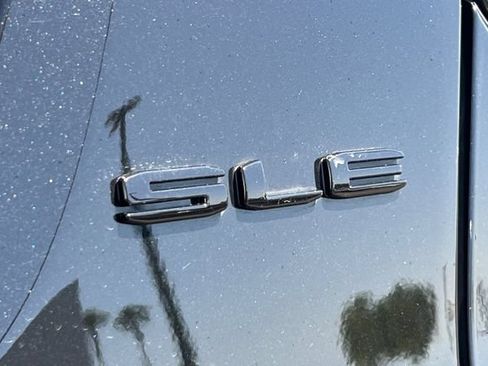 Used 2023 GMC Acadia SLE w/ Driver Convenience Package FWD image 40