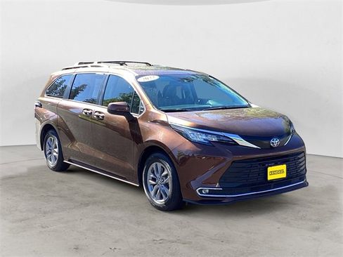 Certified 2022 Toyota Sienna XLE image 7