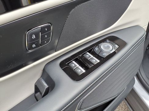 Used 2025 Lincoln Nautilus Premier image 15