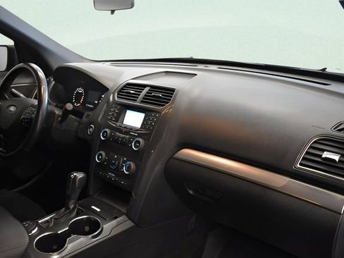 Used 2018 Ford Explorer XLT AWD/4WD image 17