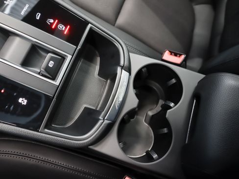 Used 2025 Porsche Macan image 18