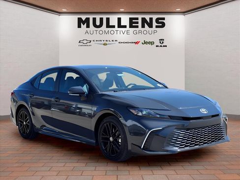 Used 2025 Toyota Camry SE image 3