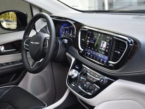 Used 2023 Chrysler Pacifica Limited FWD image 27