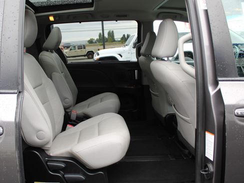 Used 2017 Toyota Sienna Limited AWD/4WD image 23
