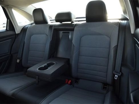 Certified 2025 Volkswagen Jetta SE w/ Sunroof Package image 23