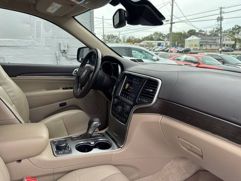 Used 2018 Jeep Grand Cherokee Overland AWD/4WD image 26