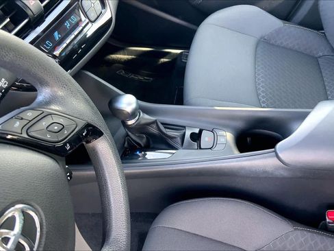 Used 2020 Toyota C-HR LE FWD image 17
