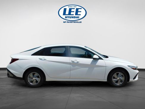 Used 2025 Hyundai Elantra SE FWD image 2
