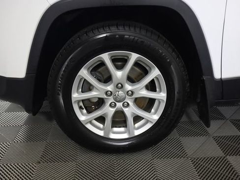 Used 2014 Jeep Cherokee Latitude w/ Cold Weather Group AWD/4WD image 19
