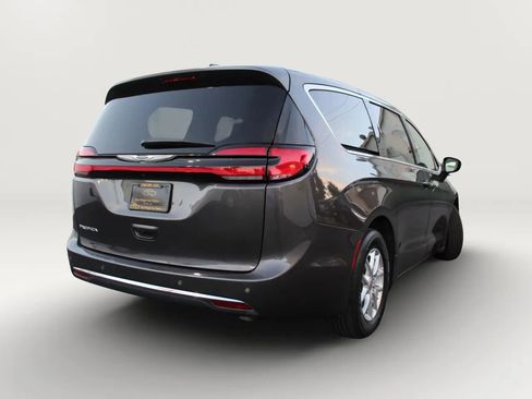 Used 2023 Chrysler Pacifica Touring-L image 5