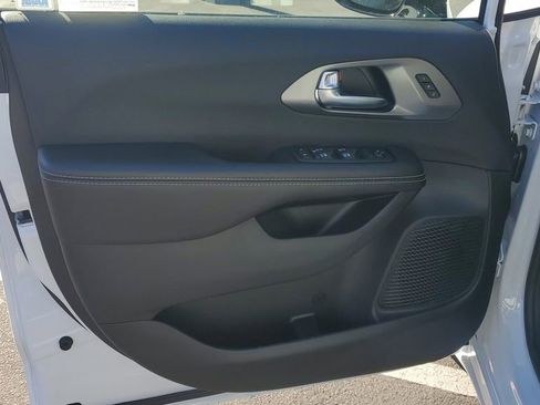 New 2026 Chrysler Pacifica Select image 20