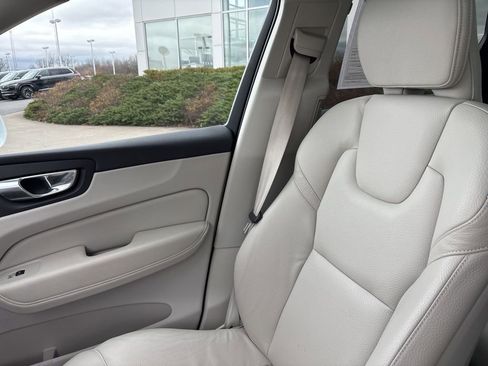 Used 2023 Volvo XC60 B5 Plus image 28