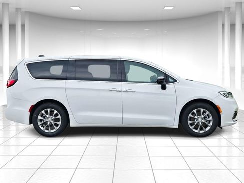 New 2026 Chrysler Pacifica Limited FWD image 2