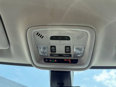 Used 2018 Chevrolet Traverse LT FWD image 18