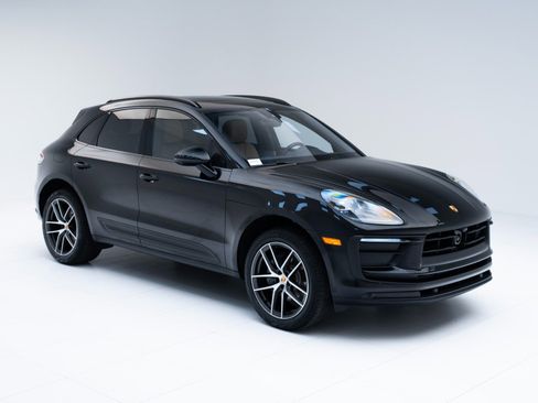 Certified 2025 Porsche Macan image 7