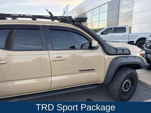 Used 2018 Toyota Tacoma TRD Sport image 4