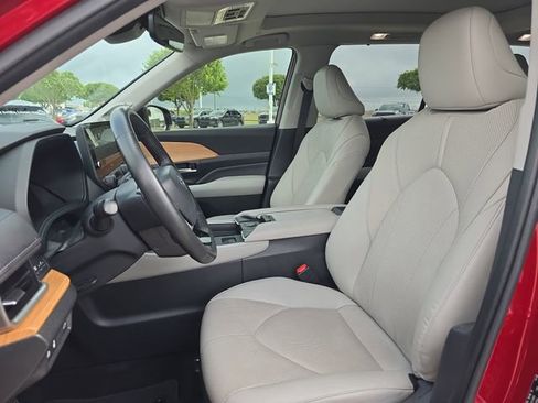 Used 2024 Toyota Grand Highlander FWD image 17