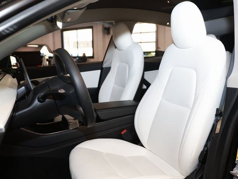 Used 2021 Tesla Model Y Performance image 11