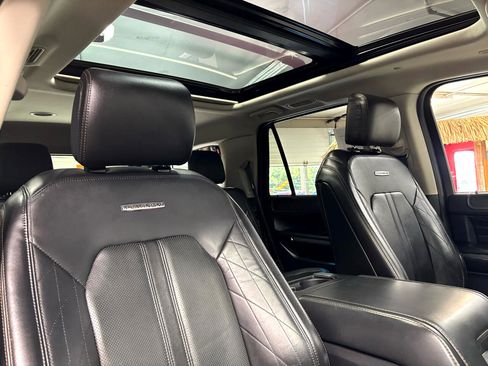 Used 2019 Ford Expedition Platinum image 17