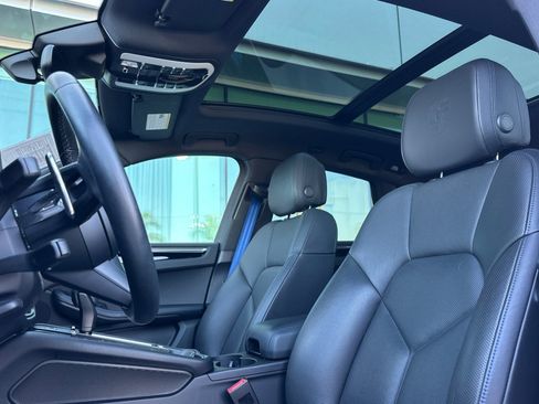 Certified 2022 Porsche Macan image 5