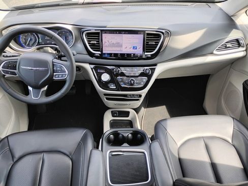Used 2023 Chrysler Pacifica Touring-L FWD image 10