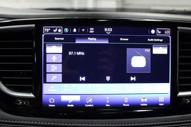 Certified 2025 Chrysler Pacifica Limited FWD image 17