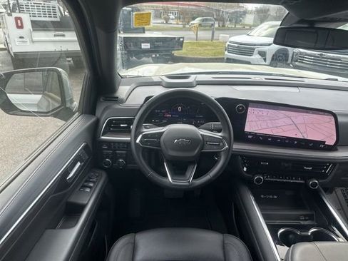 Used 2025 Chevrolet Suburban Z71 image 27