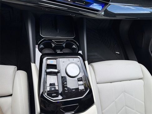 Used 2025 BMW i5 xDrive40 w/ Premium Package image 18