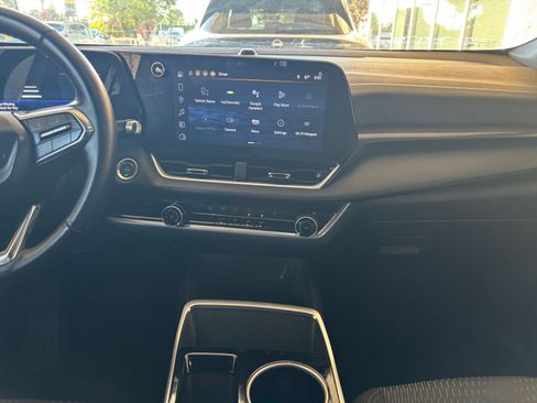 Used 2025 Chevrolet Equinox LT FWD image 19