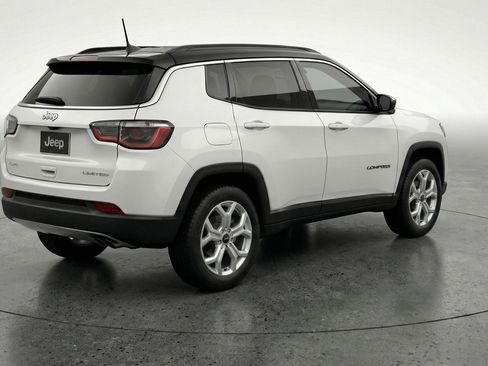 Used 2025 Jeep Compass Latitude image 9