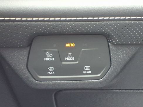 Used 2025 Volkswagen Atlas SE image 19