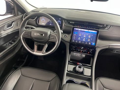 Used 2023 Jeep Grand Cherokee Limited RWD image 2