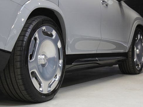 Used 2025 Mercedes-Benz Maybach GLS 600 4MATIC image 17