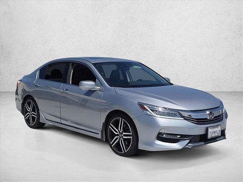 Used 2017 Honda Accord Touring image 3