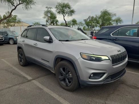 Used 2019 Jeep Cherokee Latitude Plus AWD/4WD image 5