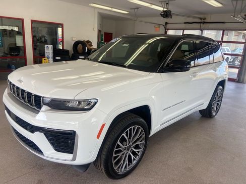 New 2026 Jeep Grand Cherokee Summit image 3