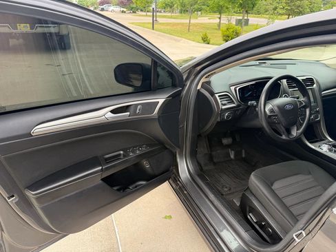 Used 2020 Ford Fusion SE FWD image 8