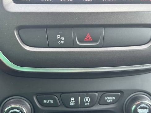 Used 2020 Jeep Cherokee Trailhawk w/ Cold Weather Group AWD/4WD image 34