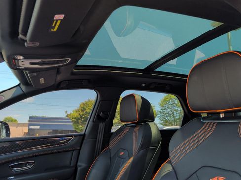 Used 2025 Bentley Bentayga AWD/4WD image 34